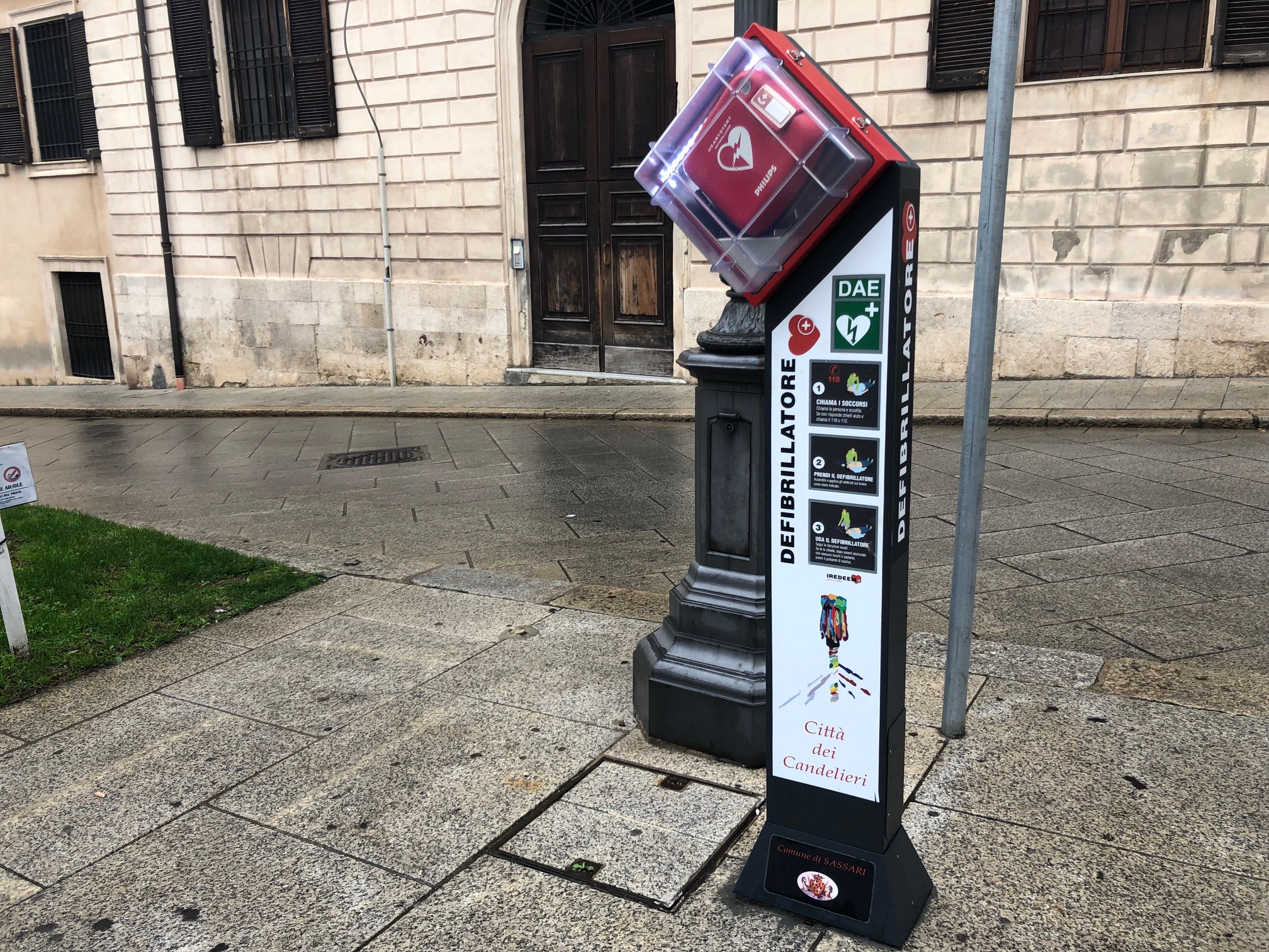 Postazione fissa di defibrillazione pubblica — Pronto intervento: in piazza Castello una postazione fissa di defibrillazione pubblica