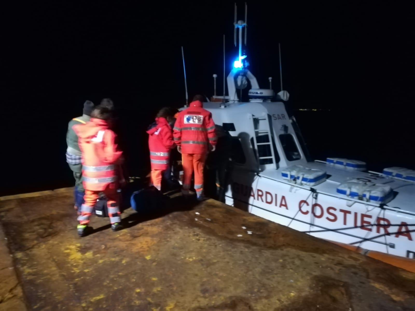 Immagine dell'articolo: Isola dell’Asinara. – La Guardia Costiera di Porto Torres trasporta a terra un uomo che accusava forte malessere.