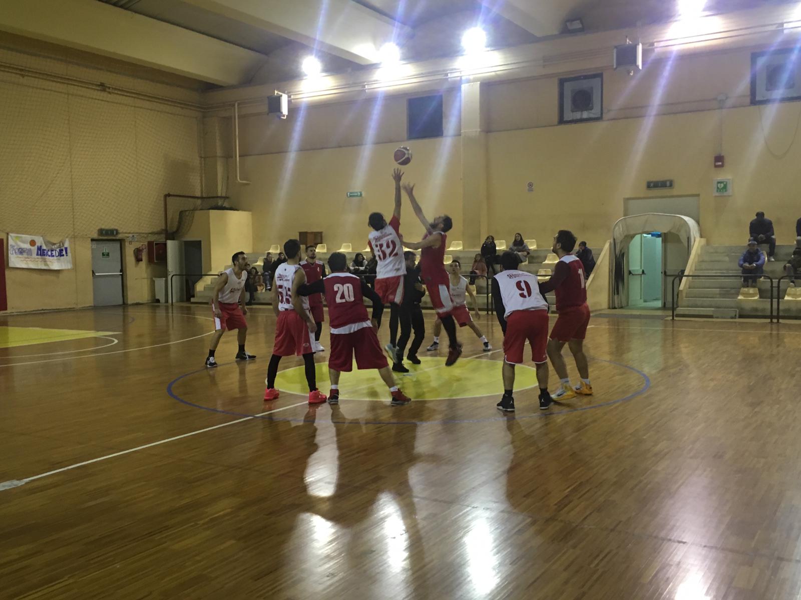 palla a due derby — Comunicato stampa: Basket UISP, la Gabetti fa suo il derby. Troppa Masters per la Lab.