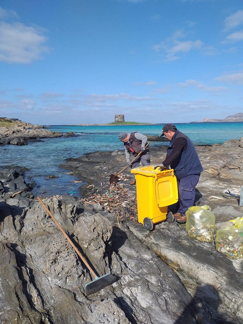 Stintino_operai al lavoro_1 — COMUNE DI STINTINO – Pelosa, ripuliti dalla plastica gli scogli del litorale