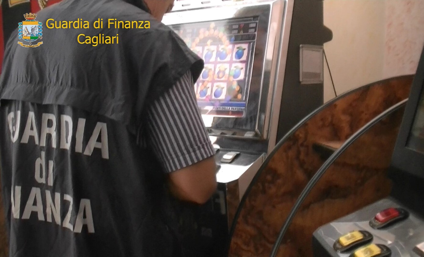 Videopoker1 — SEQUESTRATI 4 VIDEOPOKER IRREGOLARI E UN CAMBIAMONETE: DENUNCIATI L’AMMINISTRATORE DI UNA SOCIETA’ E IL PRESIDENTE DI UN CIRCOLO