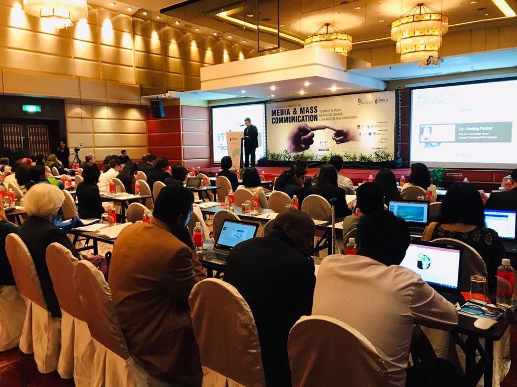 KualaLumpur1Medcom2019 — Il messaggio è il medium, il nuovo paradigma della comunicazione moderna alla quinta Conferenza mondiale della comunicazione di Kuala Lumpur grande successo del nuovo lavoro di Elisabetta Gola, Fabrizio Meloni e Riccardo Porc