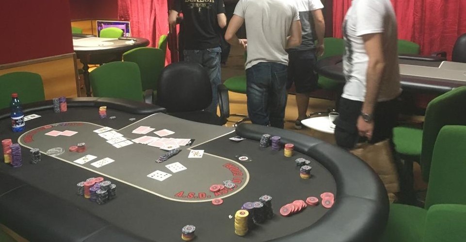 sala d’azzardo 1 — Sassari: controlli amministrativi su sale da gioco e scommesse della Polizia di Stato