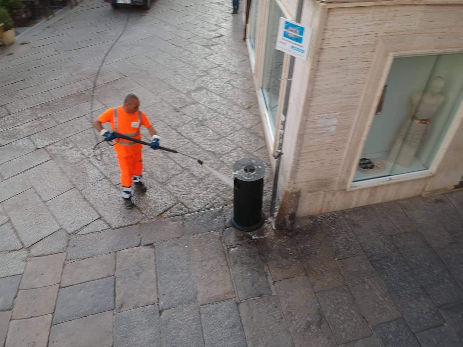 Immagine dell'articolo: Alghero:idropulitrici all’opera nel centro storico