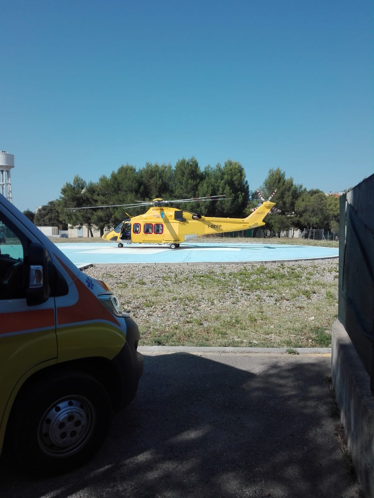 Ambulanza e elicottero su elisuperficie Sassari — AOU SASSARI – Ecmo mobile, missione salvavita a Carbonia