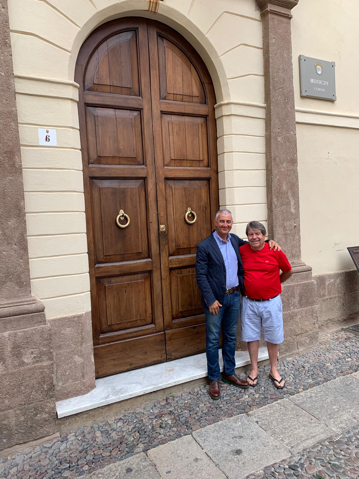 Immagine dell'articolo: Il portone di Palazzo Civico di via Columbano risplende grazie alla passione di Dante Bardino.