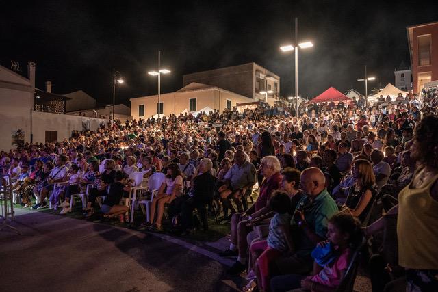 Pubblico allo show di Baz — Stintino: All’Isola in Vetrina slow food, promozione locale e tanto spettacolo