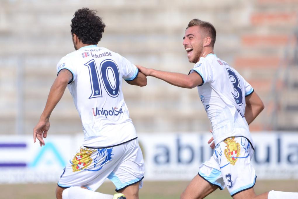 La corsa di Daniele Molino dopo il gol foto di Alessandro Sanna — 375 – Sassari calcio Latte Dolce 2019 2020 – Report Sassari calcio Latte Dolce vs Aprilia