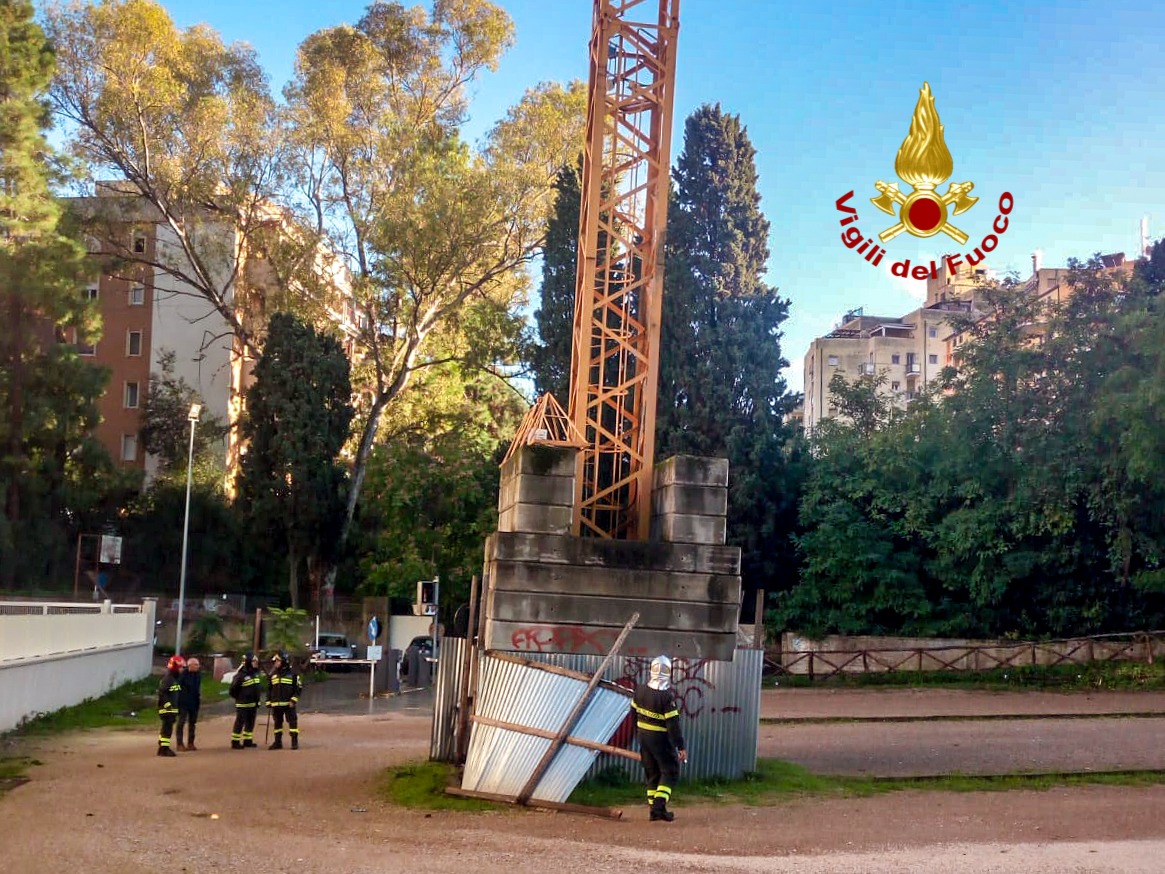 Immagine dell'articolo: Sassari: Una gru inclinata richiama l’intervento dei vigili del fuoco.