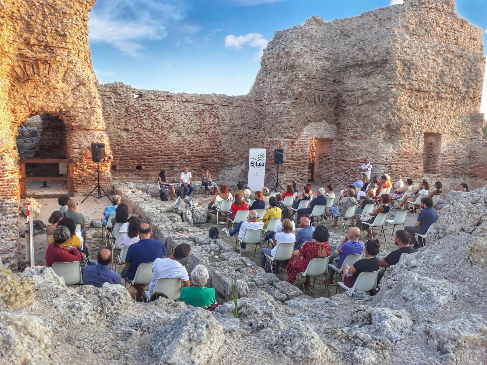 bjorn larsson all’Antiquarium di Porto Torres — Ben 108 eventi del Festival Éntula nel 2019 con 33 centri sardi coinvolti