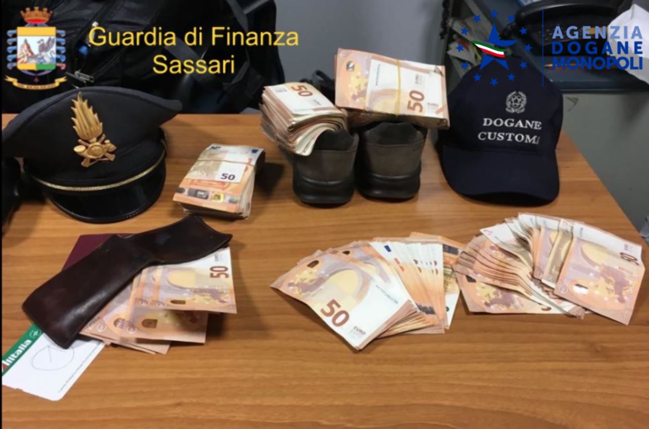 Immagine dell'articolo: NASCONDE 27.000€ NELLE SCARPE: FERMATO CITTADINO CINESE ALL’AEROPORTO DI ALGHERO.