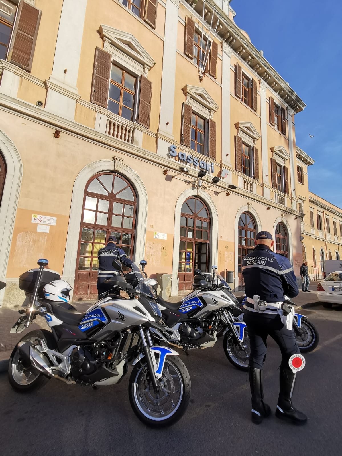 controlli nella stazione ferroviaria — Coronavirus, i controlli della Polizia locale e le azioni della Protezione civile comunale