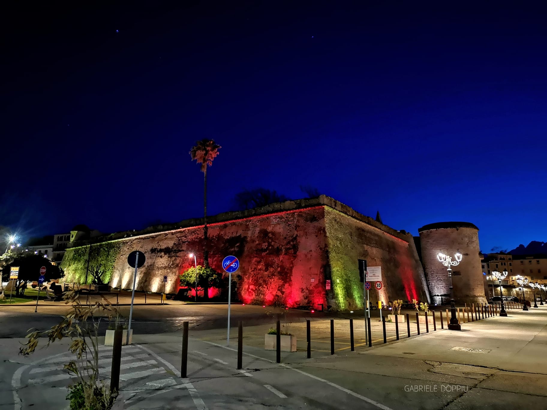 forte della maddalena — Alghero affronta l’emergenza unita e si illumina col tricolore