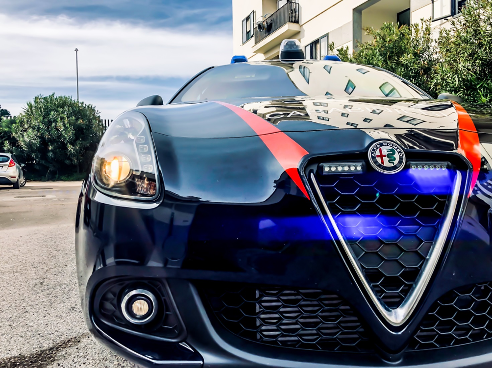 macchina carainieri frontale — ALGHERO: IN TRASFERTA PER COMMETTERE FURTI: CARABINIERI ARRESTANO DUE SASSARESI.