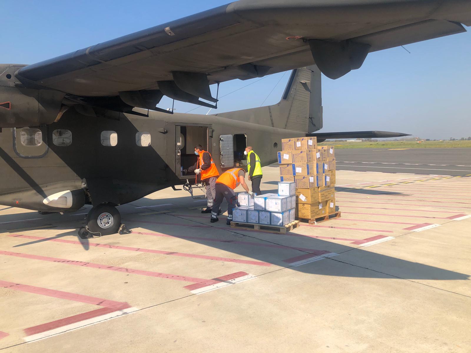 Esercito – Imbarco materiali sanitari a Roma Fiumicino 2 — CORONAVIRUS: MASCHERINE, INDUMENTI E TERMOMETRI SBARCANO A CAGLIARI CON VOLO-NAVETTA DELL’ESERCITO.