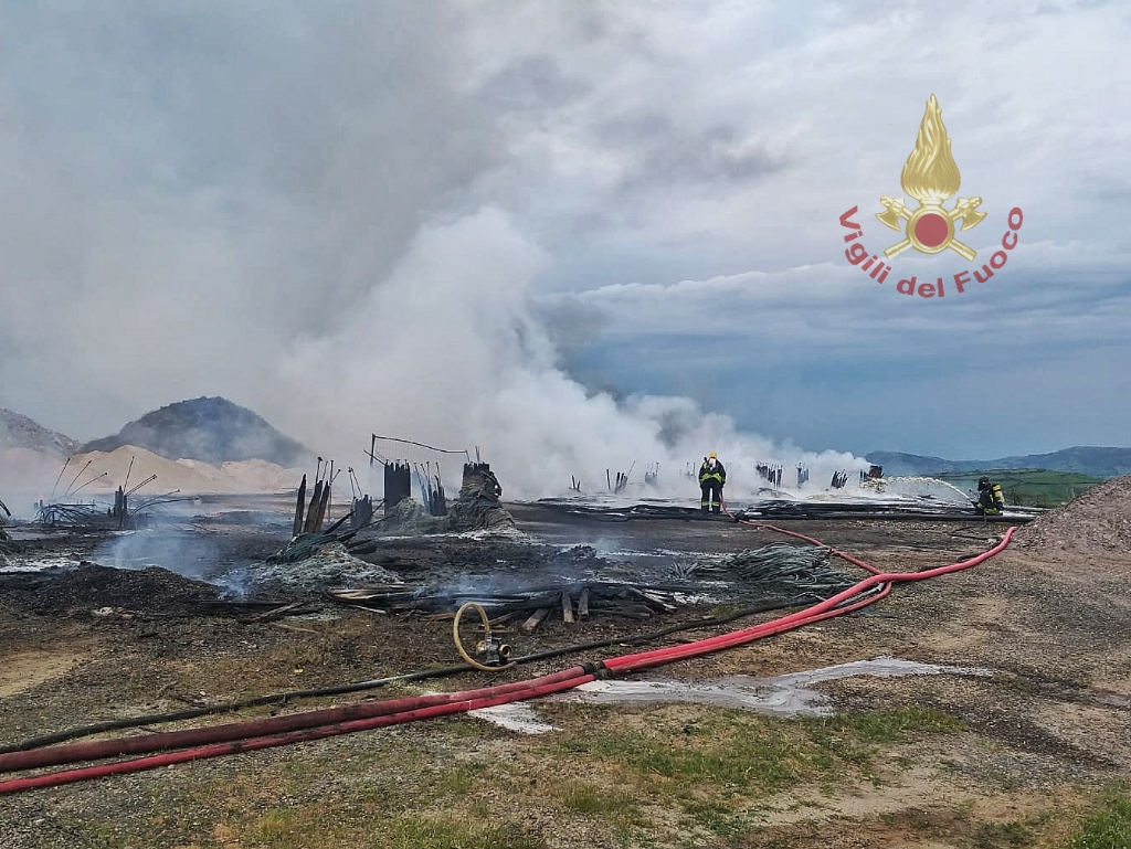 a0940692-14c5-43d6-acca-53545cf9f183 — Grosso incendio in una cava ad Osilo