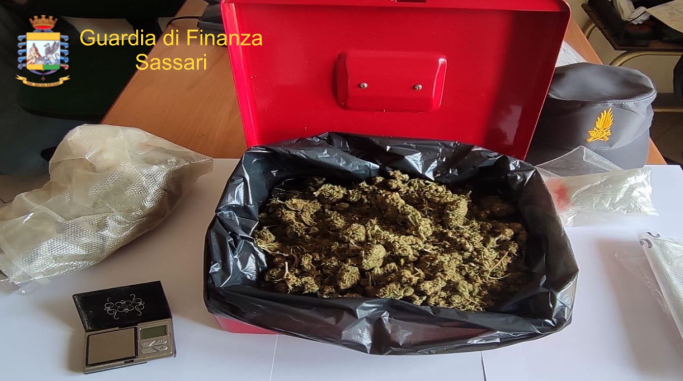 1 stupe Aho — GDF SASSARI: MARKET DELLA DROGA IN UN GARAGE DI FERTILIA. DENUNCIATO GIOVANE ALGHERESE.