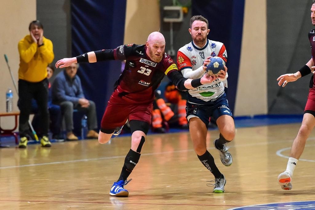 Alexis Marzocchini, con la maglia di Cassano Magnago, e Bruno Brzic (foto di Claudio Atzori) — UFFICIO STAMPA RAIMOND HANDBALL SASSARI – LA RAIMOND PESCA IL JOLLY: ECCO MARZOCCHINI