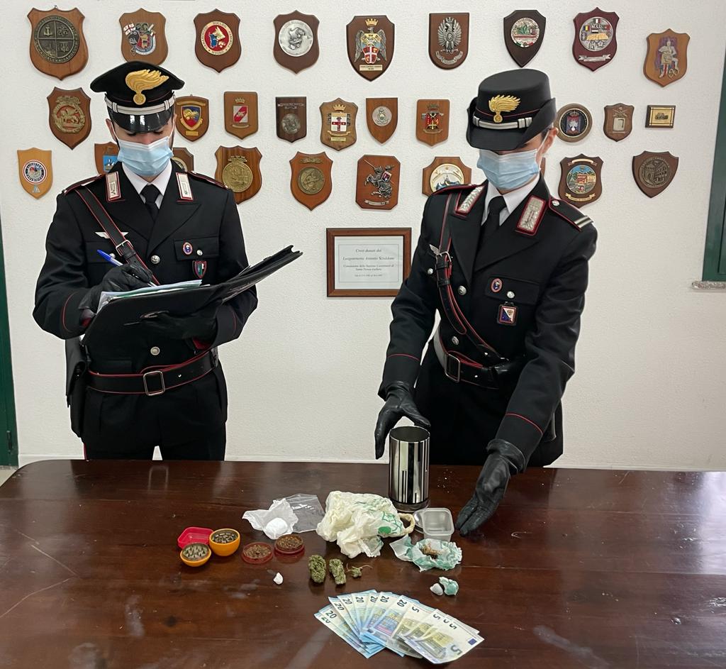 Immagine dell'articolo: SANTA TERESA GALLURA. OSPITAVANO MINORENNI PER VENDERE CONSUMARE DROGA IN CASA: TRE ARRESTI.