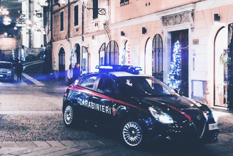 Immagine dell'articolo: ALGHERO,TENTA IL SUICIDIO DAI BASTIONI: I CARABINIERI LO AFFERRANO E LO TRAGGONO IN SALVO