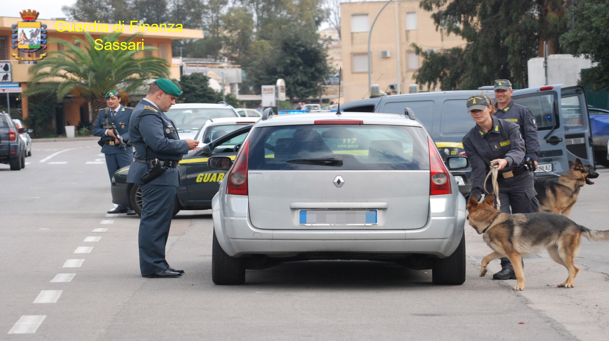 Immagine2 — GUARDIA DI FINANZA: FERMATI AD OLBIA PADRE E FIGLIO DURANTE UN CONTROLLO PER STUPEFACENTI. ARRESTATO PER SPACCIO IL GENITORE.