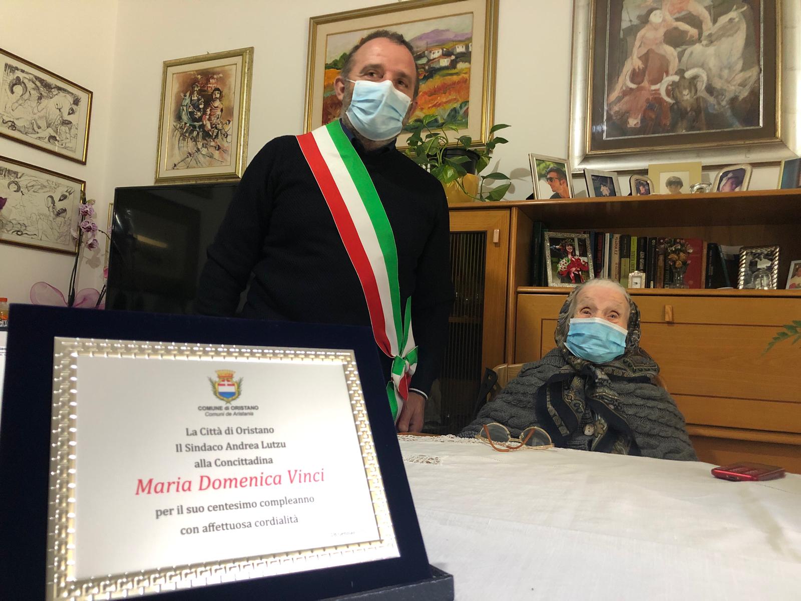 maria-domenica-vinci-con-il-sindaco-andrea-lutzu — Maria Domenica Vinci la nuova centenaria di Oristano