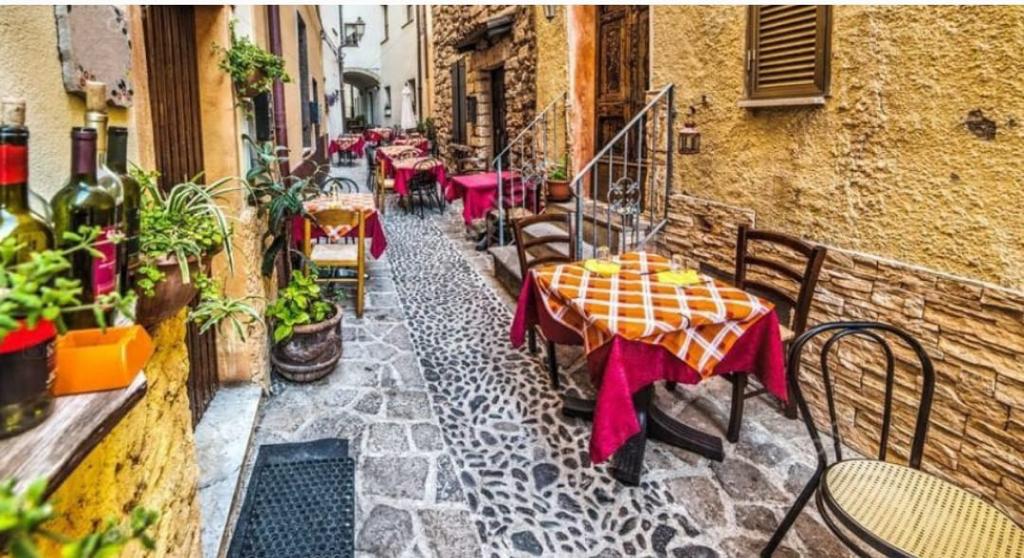 Dehor Castelsardo 2 — CASTELSARDO, NUOVA LUCE PER I DEHORS: AL VIA IL COMPLETAMENTO DEL NUOVO REGOLAMENTO CITTADINO