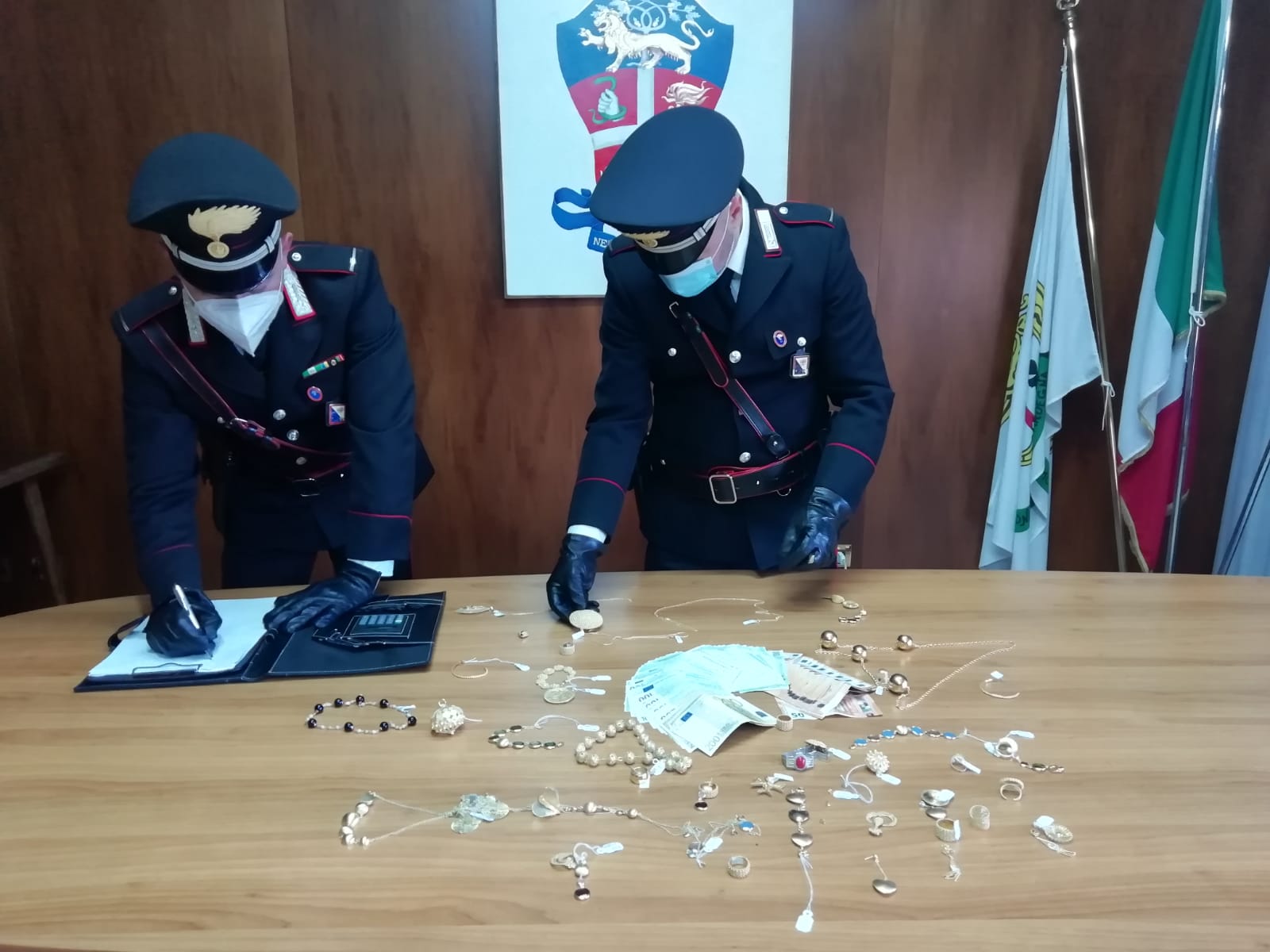 Gioielli rubati — SASSARI:&nbsp;&nbsp;&nbsp;&nbsp;&nbsp;&nbsp;&nbsp; GIOIELLI RUBATI A TRINITA’ D’AGULTU. LEGITTIMI PROPRIETARI CONVOCATI DAI CARABINIERI DI SASSARI