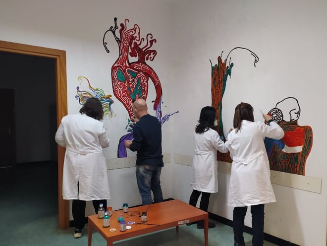 Omaggio-alla-marginalità-1 — Omaggio alla marginalità, il pittore Gabriele Sanna presenta il suo progetto artistico: una serie di installazioni e live performance nei luoghi che ogni giorno affrontano l’emarginazione e la paura.