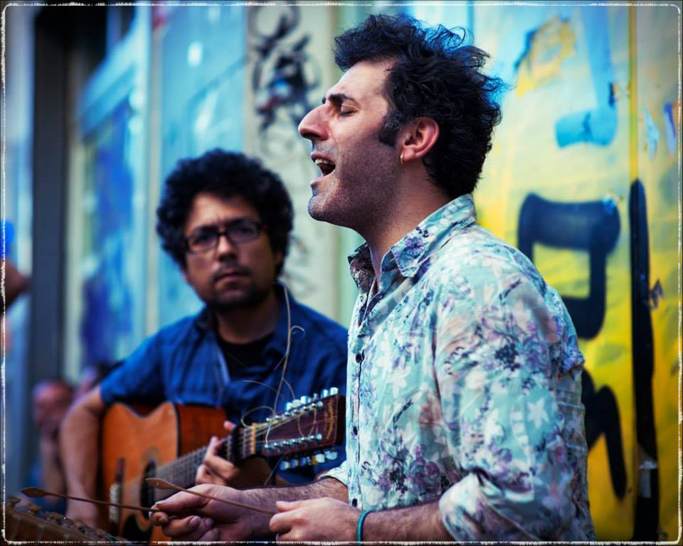 Mübin-Dünen — XIV Mare&Miniere • Comunicato stampa del 22 giugno • Domani a Portoscuso (Sud Sardegna) “Azadì”, musica e poesia tra Sardegna e Kurdistan. In apertura di serata Bruno Gambarotta presenta il suo libro, “La confra