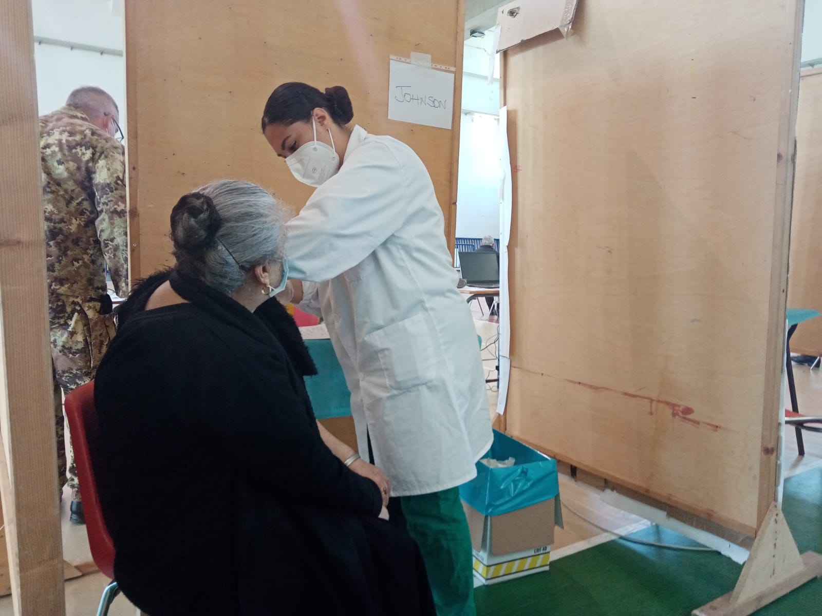 OLIENA-1 — A OLIENA, UNO DEI PAESI SENZA LA COPERTURA DEI MEDICI DI BASE SUFFICIENTE, SCENDE IN CAMPO L’ESERCITO PER LA CAMPAGNA VACCINALE. Il SINDACO: “CHIEDEREMO L’AIUTO DI ASSOCIAZIONI UMANITARIE. COSI’ NON SI PUO’ ANDARE AVANTI”