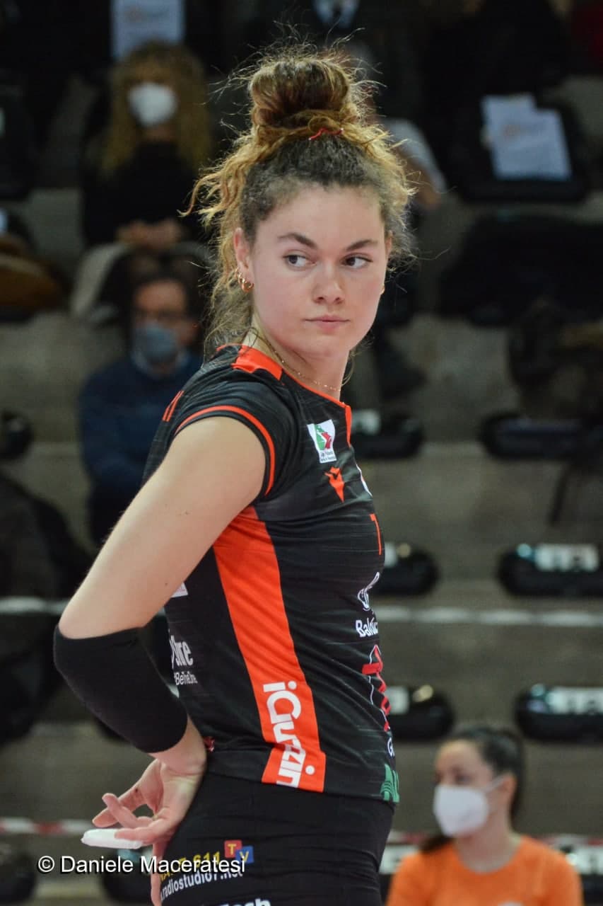 Sofia-Renieri-3 — Sofia Renieri è il primo innesto dell’Hermaea Olbia 2021/2022Il 24enne opposto di Lucca è reduce da una stagione di alto livello nelle fila della CBF Balducci Hr Macerata, formazione con cui ha conquistato la Coppa Italia