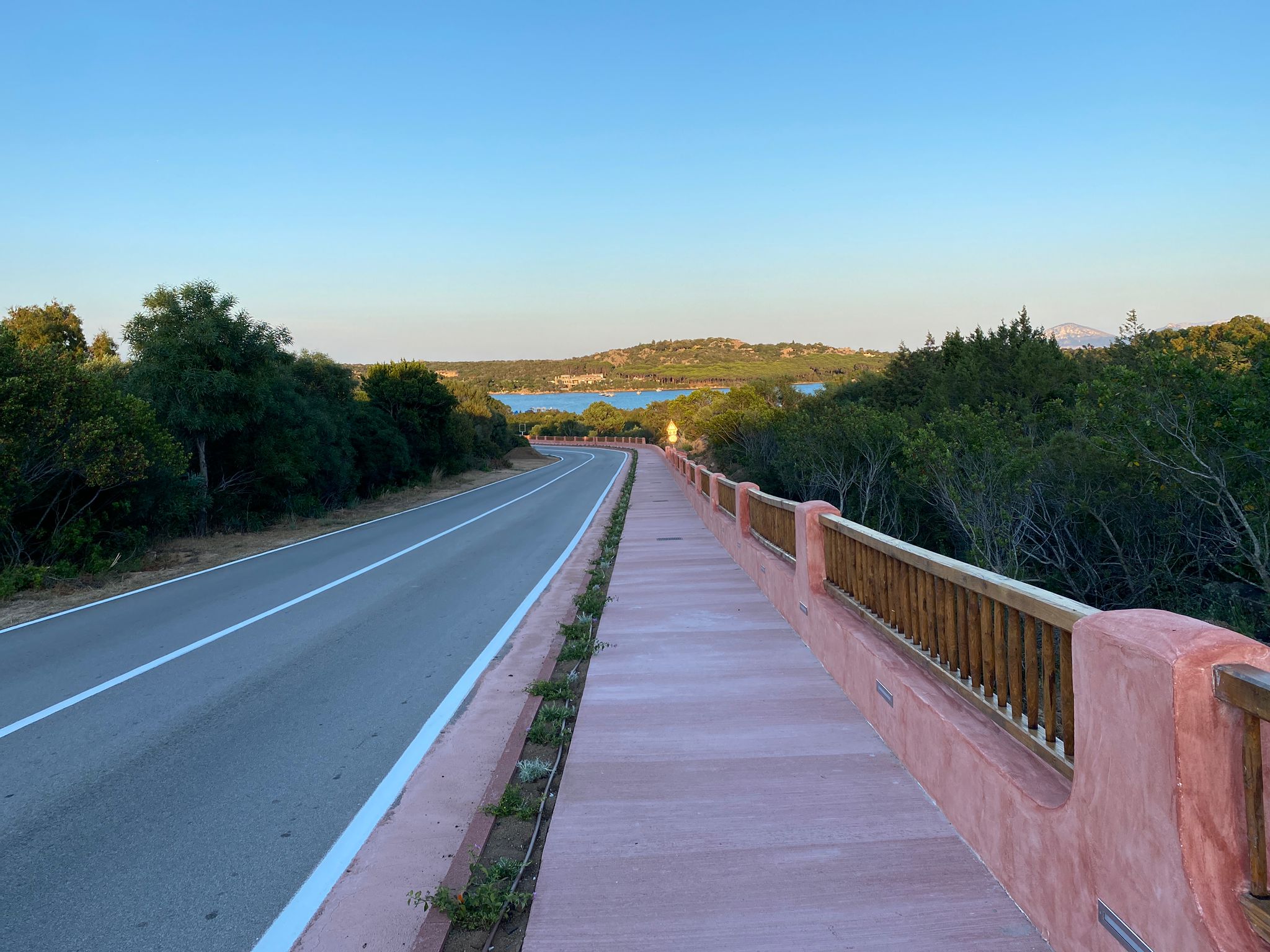 Immagine dell'articolo: COSTA SMERALDA SEMPRE PIÙ SOSTENIBILECompletati i nuovi collegamenti pedonali tra le aree consortiliche consentiranno di camminare, correre e di beneficiare in sicurezzadi un percorso che costeggia le bellezze natu