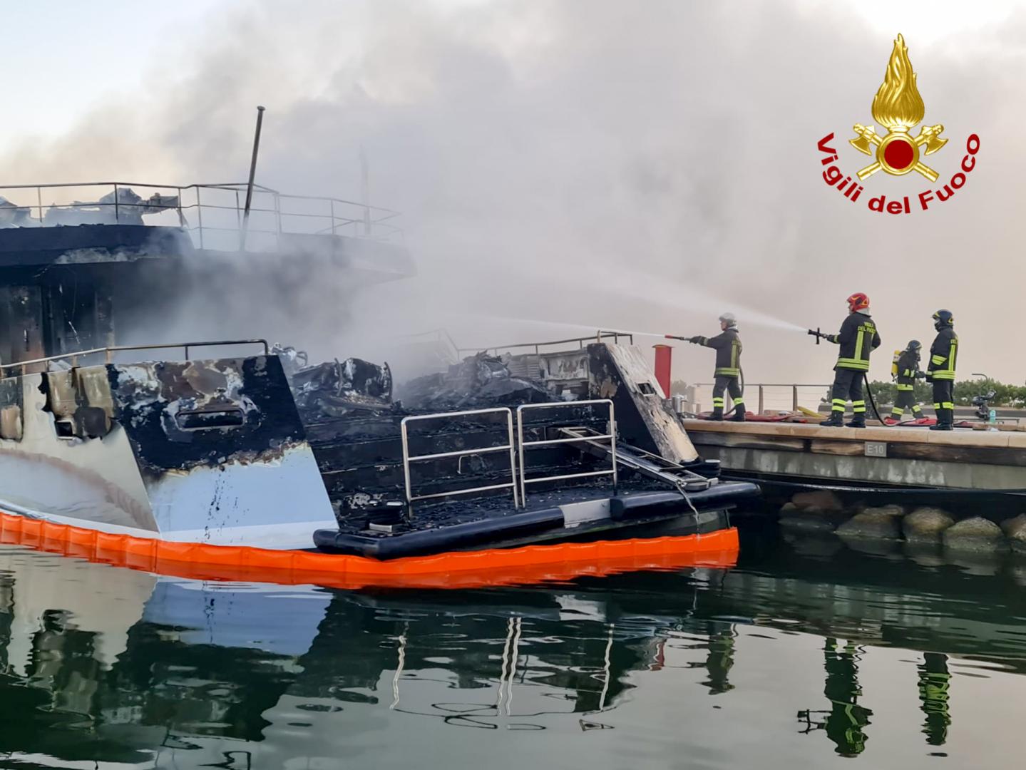 af031aa-Schermata-2021-09-06-alle-08.07.48 — A Fuoco uno yacht nella marina di Olbia.