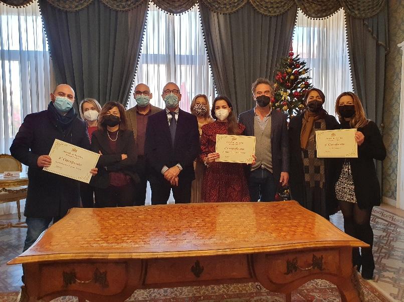 Vetrine-di-Natale — Farmacie Pisano & Gutierrez Sncvince la seconda edizione di “Natale in vetrina”Seconda classificata Spano Beauty di Spano Marco e terza Apriti Sesamo 2
