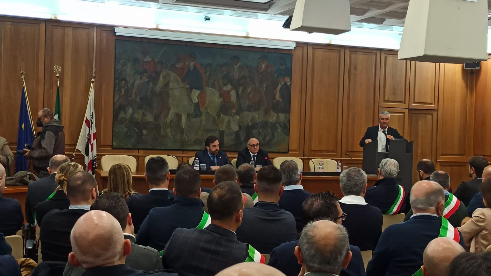 d284217a-e7c4-485f-aff0-4cc54f207030 — I SINDACI A PALAZZO SCIUTI PER RIBADIRE IL DIRITTO ALLA MOBILITA’.  PIETRO FOIS: “NON DEVE PIU’ DECIDERE NESSUNO A NOME NOSTRO, SI VA UNITI A BRUXELLES”.