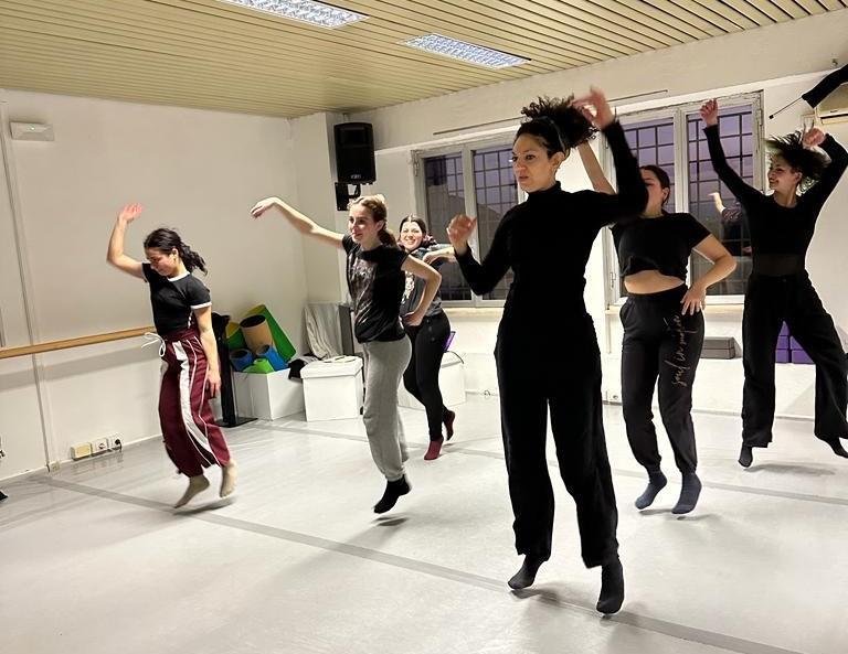 GenZee_Estemporada 2 — Sabato a Sassari la danza di Déjà Donné ed Estemporada: Primavera a Teatro tra pugilato e alienazione giovanile
