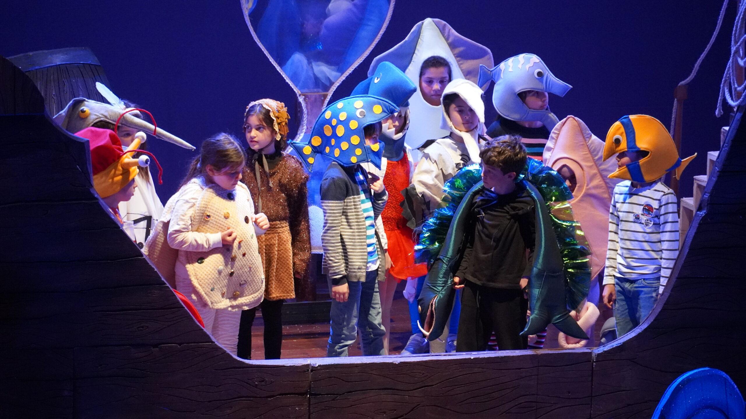 Immagine dell'articolo: Sassari, all’Astra strepitoso successo per “Samà lu mannu”: i bambini a teatro riscoprono il tesoro della lingua sassarese