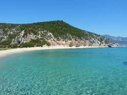 Immagine dell'articolo: Cala Luna Impone un Limite di Accesso per Proteggere il Suo Ecosistema