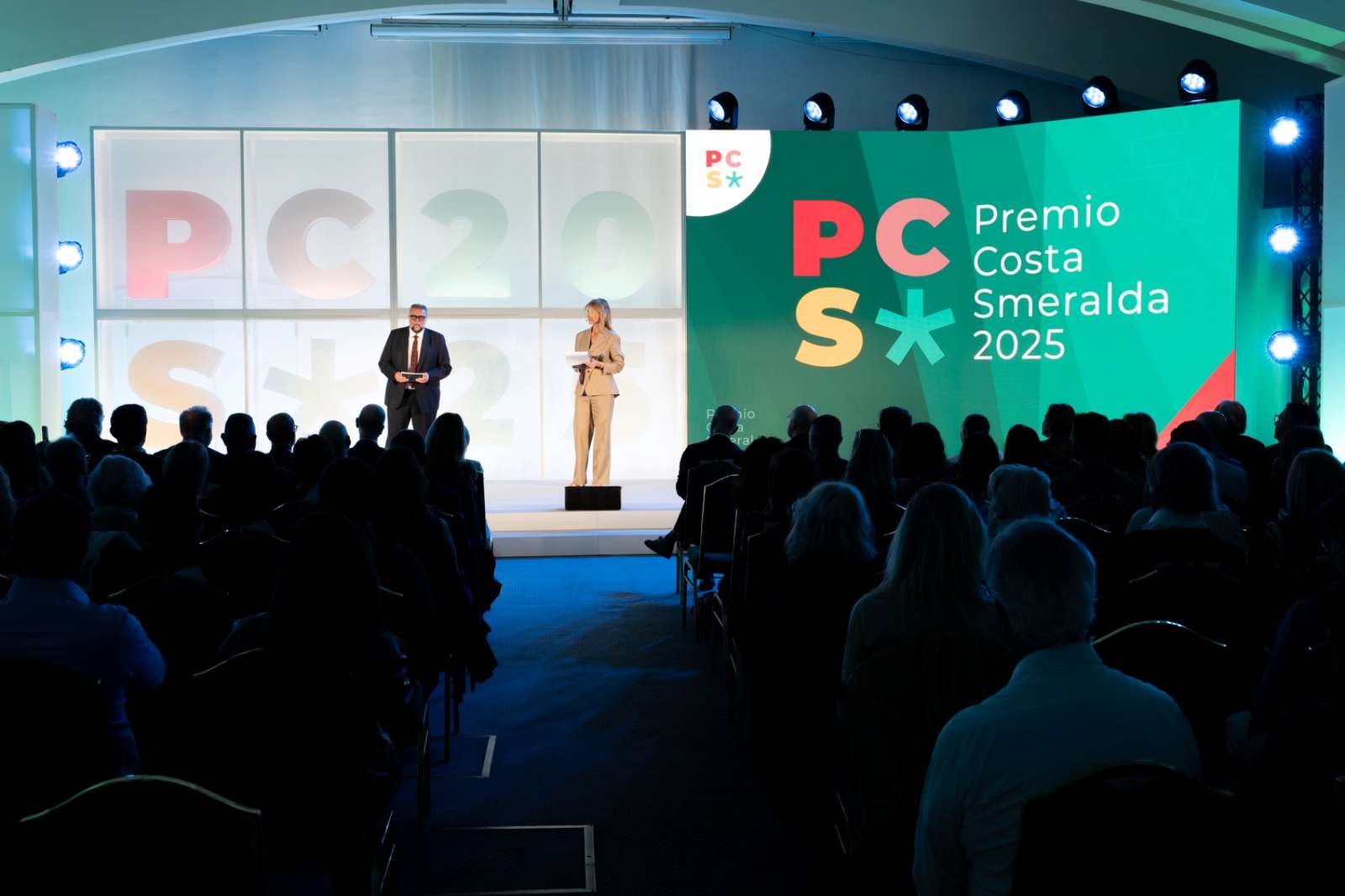 Immagine dell'articolo: PREMIO COSTA SMERALDA 2026″Nuove rotte per la letteratura: sabato 18 aprile alle ore 17:30 la cerimonia di premiazione del Premio Costa Smeralda 2026 a Porto Cervo”