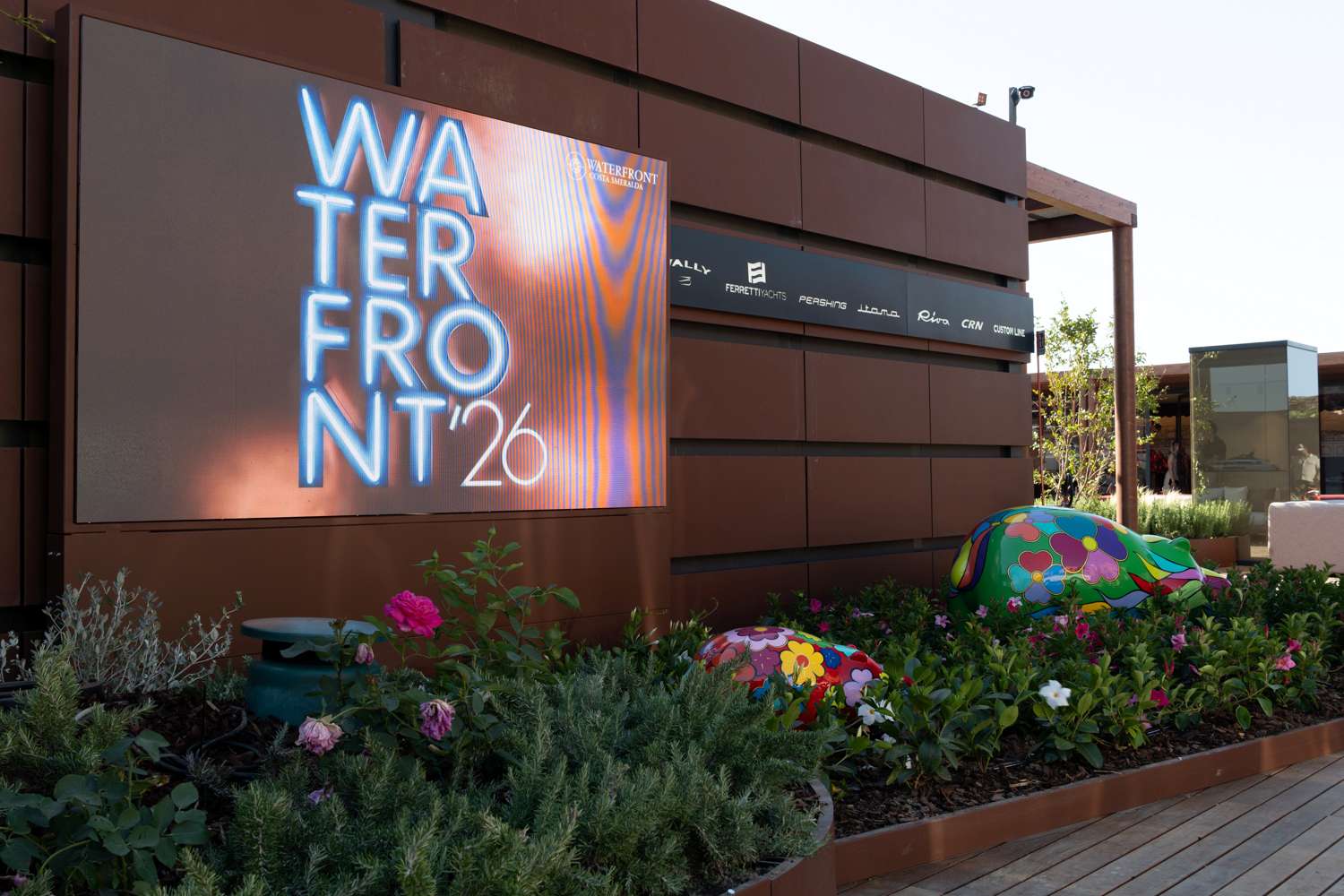Immagine dell'articolo: AL VIA LA PIÙ LUNGA STAGIONE DEL WATERFRONT COSTA SMERALDA: APERTURA ANTICIPATA, DESIGN RINNOVATO, ARTE IMMERSIVA E BRAND ICONICI