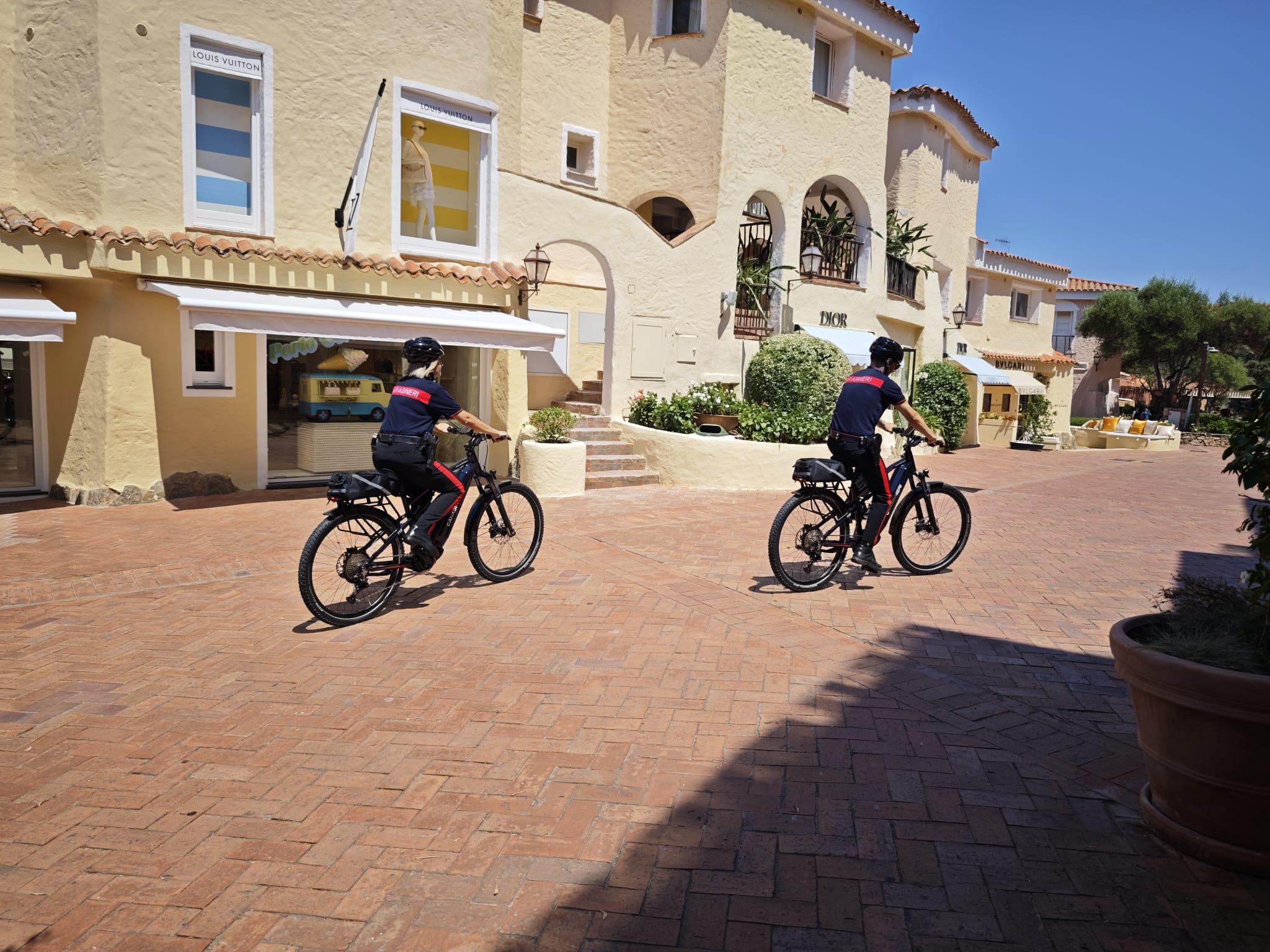 Immagine dell'articolo: Porto Cervo, pattuglie in e-bike per l’estate: più controlli tra centro e Costa Smeralda