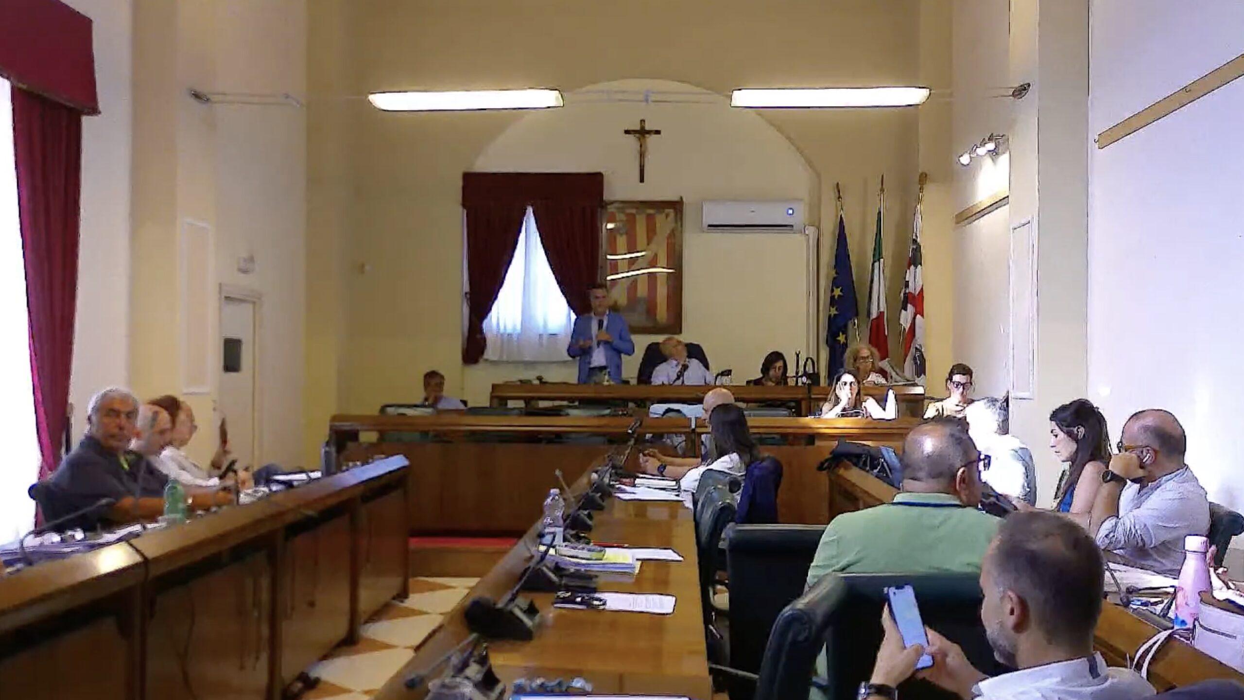 Immagine dell'articolo: Cronaca di un Consiglio: Alghero tra Emergenze Urbane, Tensioni Burocratiche e lo Stallo Finale