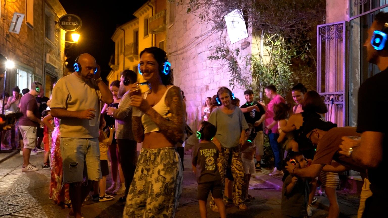 Silent Disco 2 — Oltre le spiagge della Gallura: la scommessa vinta di Aggius e del Silent Sardinia Festival per rilanciare i paesi dell’interno