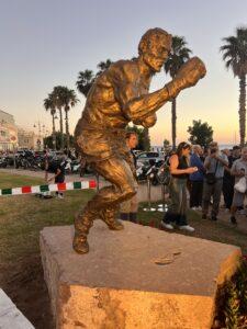 Alghero riabbraccia il suo campione: inaugurata la statua in onore di Tore Burruni